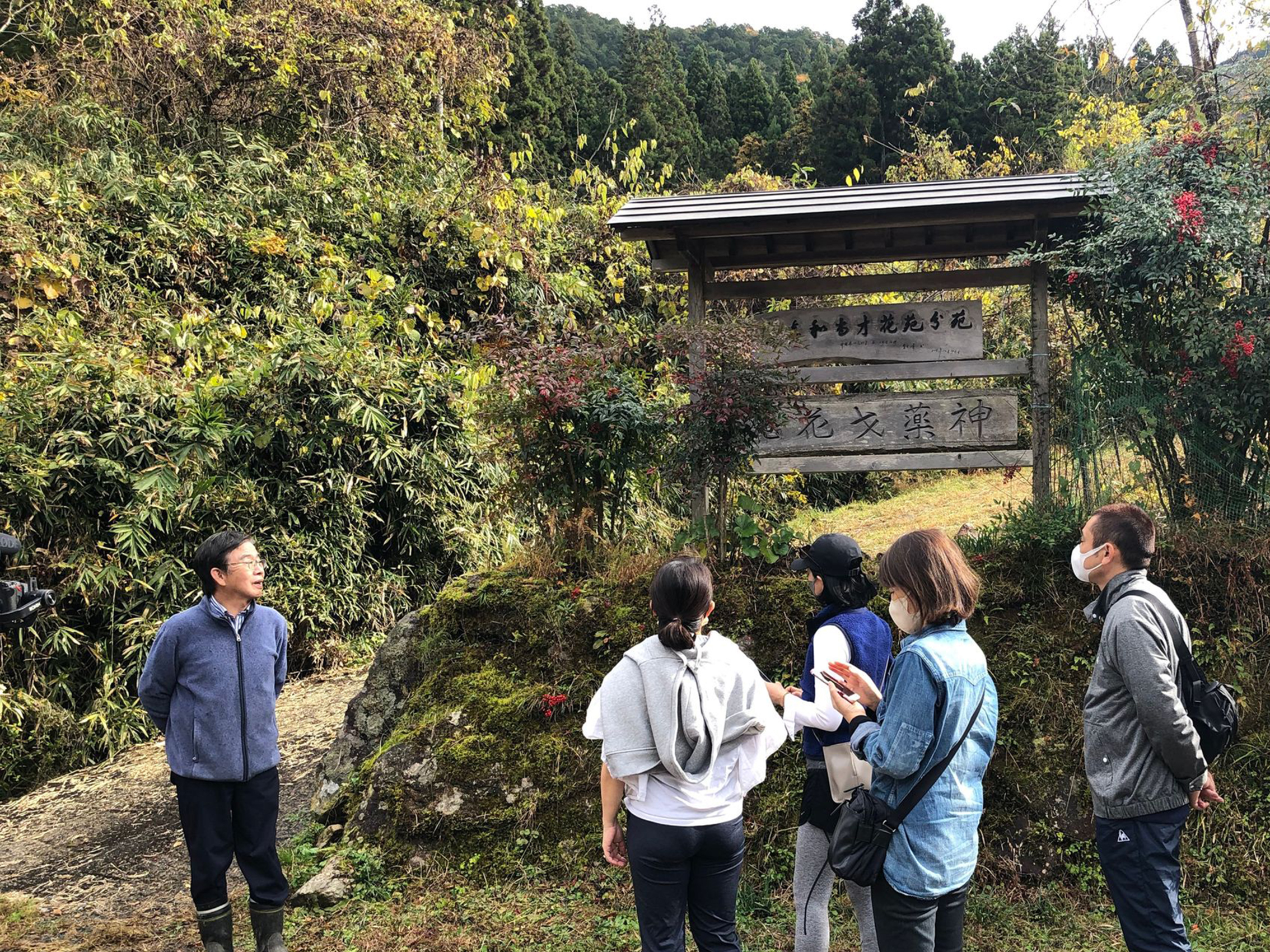 唐招提寺の薬草も守られている野崎先生（写真左／才花苑にて）