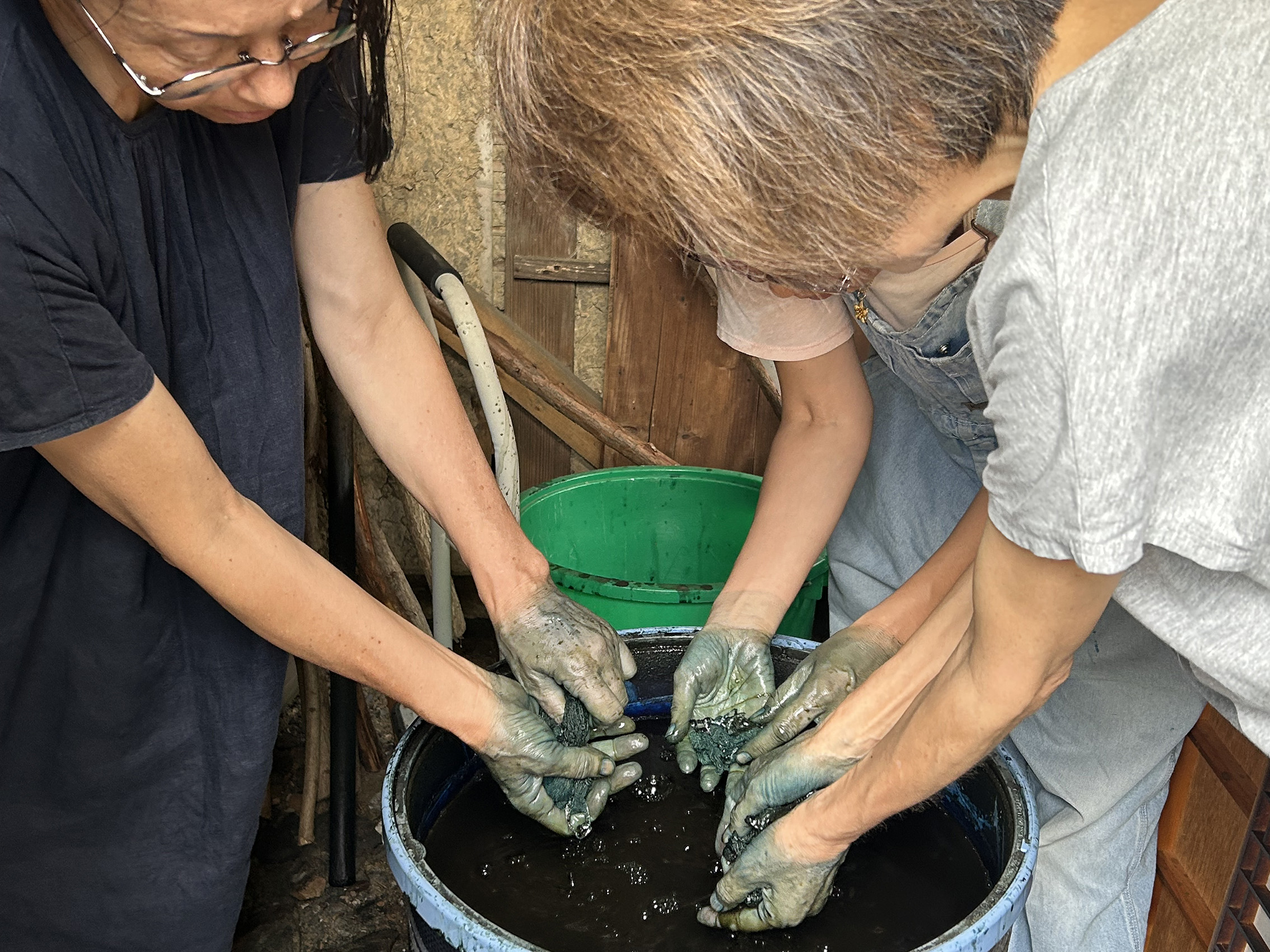 ▲藍染め体験の様子。「藍は体にいいと聞いたことがあるのでゴム手袋なしで！」と皆さん、素手でドボン