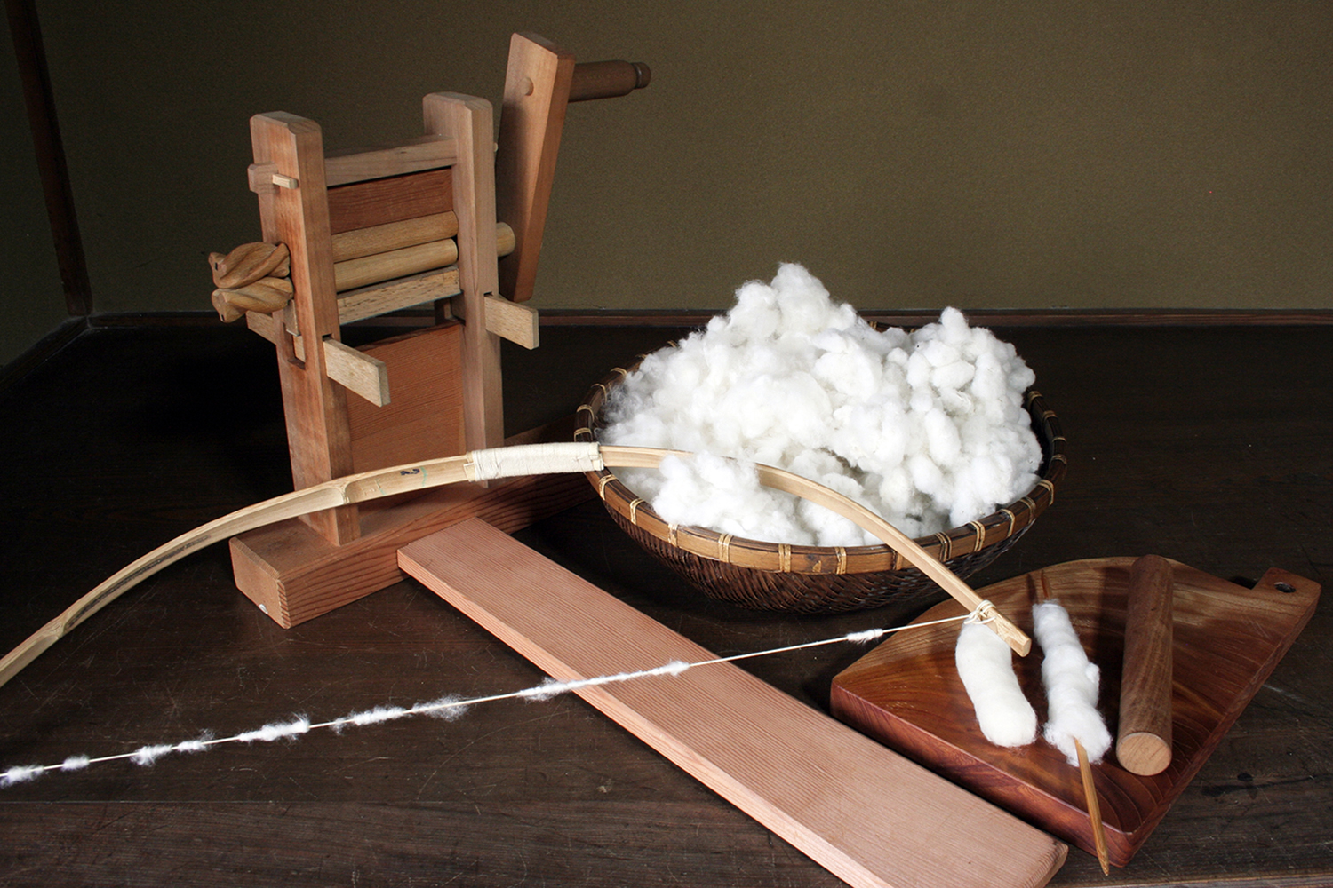 スピンドル(右手前)、弓打ち(中央)、綿繰り機(左奥)